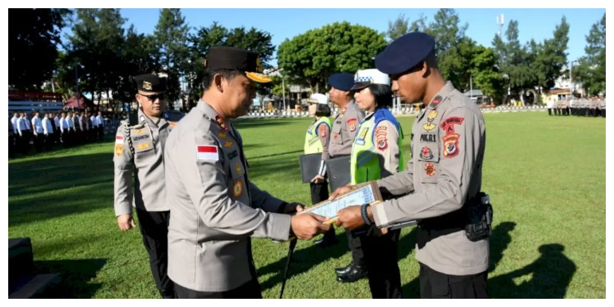 Kapolda NTT Irjen Pol Rudi Darmoko menyerahkan penghargaan kepada personel berprestasi dalam apel pagi sebagai bentuk apresiasi atas dedikasi dan aksi kemanusiaan.