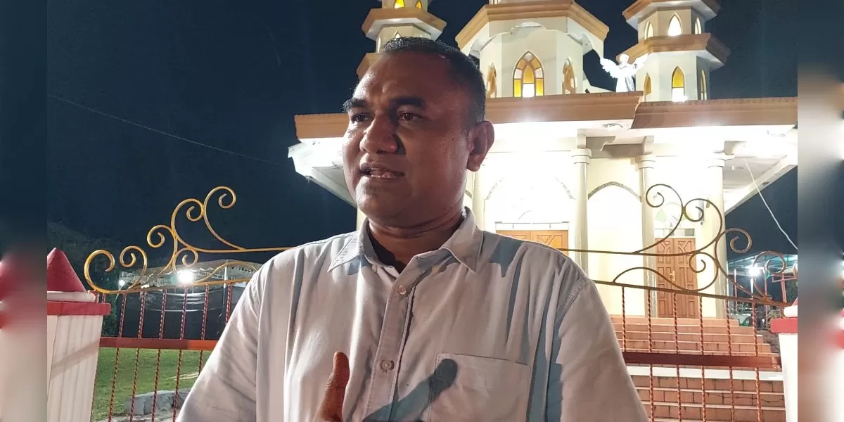 Angelius Wake Kako bersama keluarga mengikuti prosesi Semana Santa di Larantuka, Flores Timur, dalam suasana khusyuk yang sarat makna spiritual dan tradisi keagamaan. (Foto Tim)