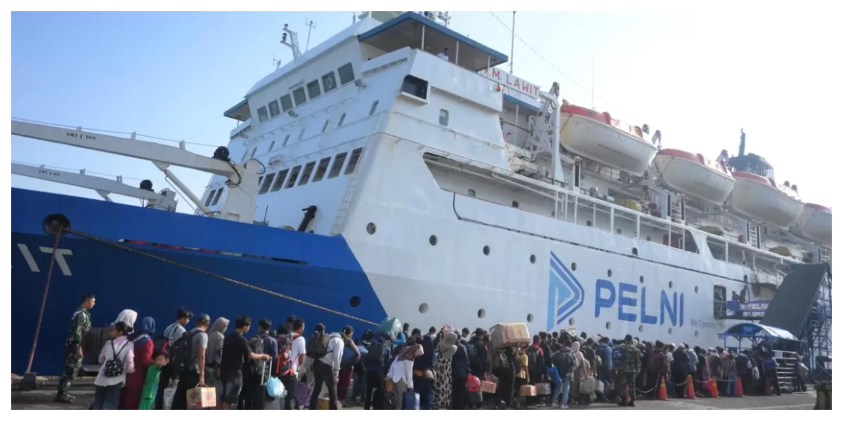 Penumpang kapal PELNI memadati pelabuhan saat arus mudik Lebaran, memanfaatkan program diskon tiket 30 persen yang meningkatkan akses perjalanan laut terjangkau nasional. (Foto/PELNI)