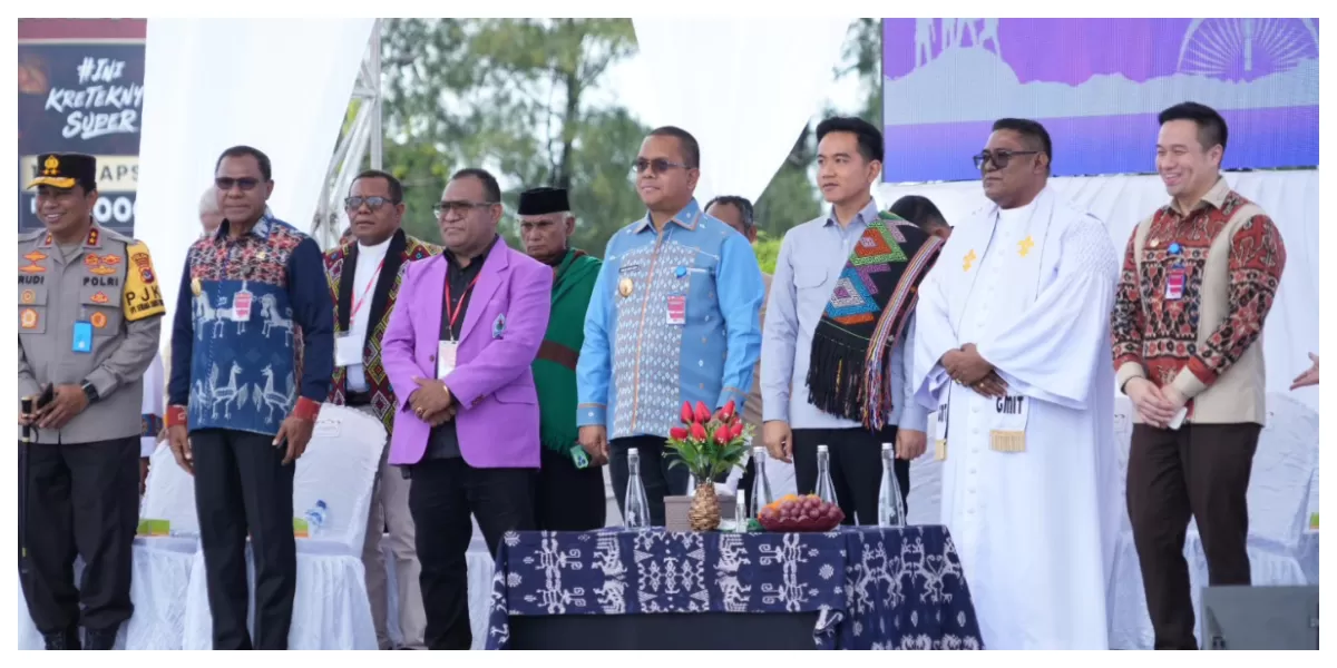 Wakil Presiden Gibran Rakabuming Raka menyerahkan obor perdamaian saat Festival Paskah di Bundaran Tirosa, Kupang, disaksikan masyarakat dan unsur pemerintah daerah setempat hadir.