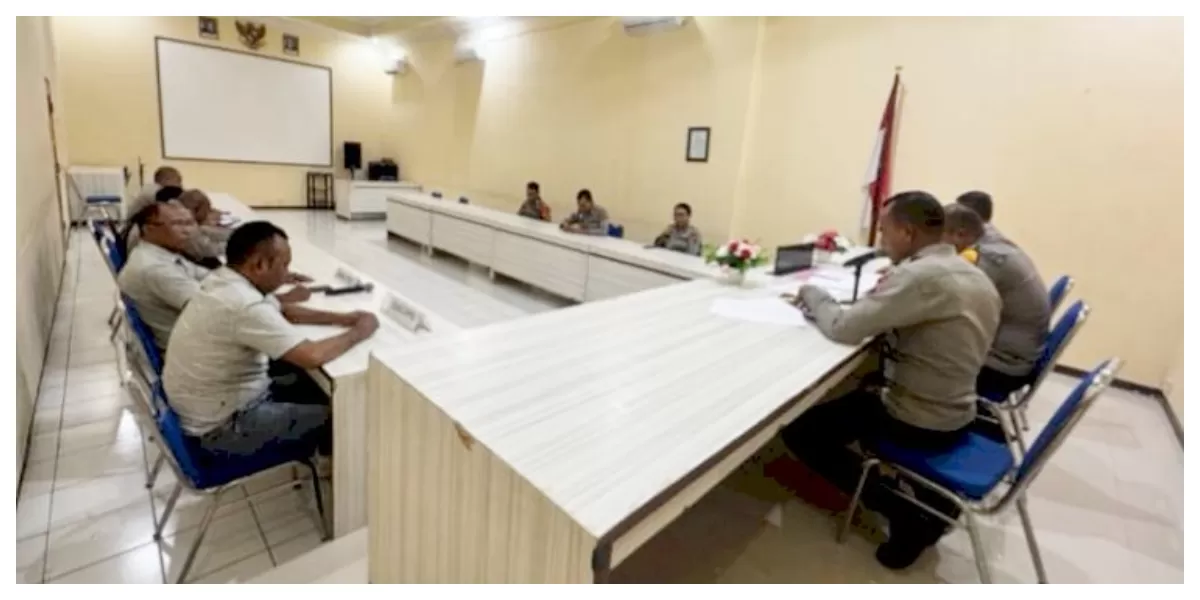 Petugas memeriksa dokumen peserta dalam Sidang Wanjak di Polres Sikka, memastikan keaslian ijazah dan identitas sebelum melanjutkan seleksi tingkat Polda NTT secara menyeluruh. (Foto TBN Polres Sikka)