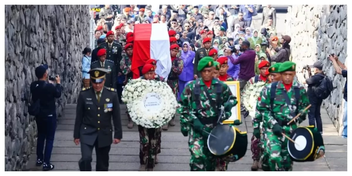 Panglima TNI Agus Subiyanto memimpin upacara pemakaman militer di TMP Cikutra Bandung sebagai penghormatan terakhir bagi prajurit gugur misi UNIFIL. (Foto Puspen TNI)