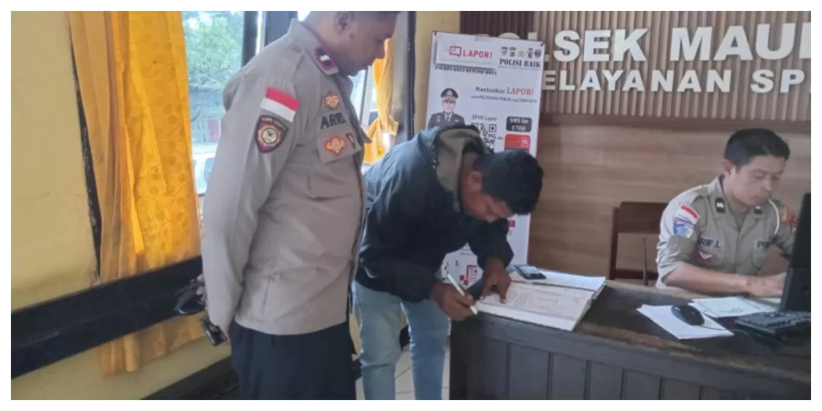 AIPDA Azariel Falaka menyerahkan Handphone Xiaomi Poco biru kepada Emanuel Djong Djawa di Polsek Maulafa, menandai akhir kisah penemuan yang aman. (Foto TBN Polresta Kupang Kota)