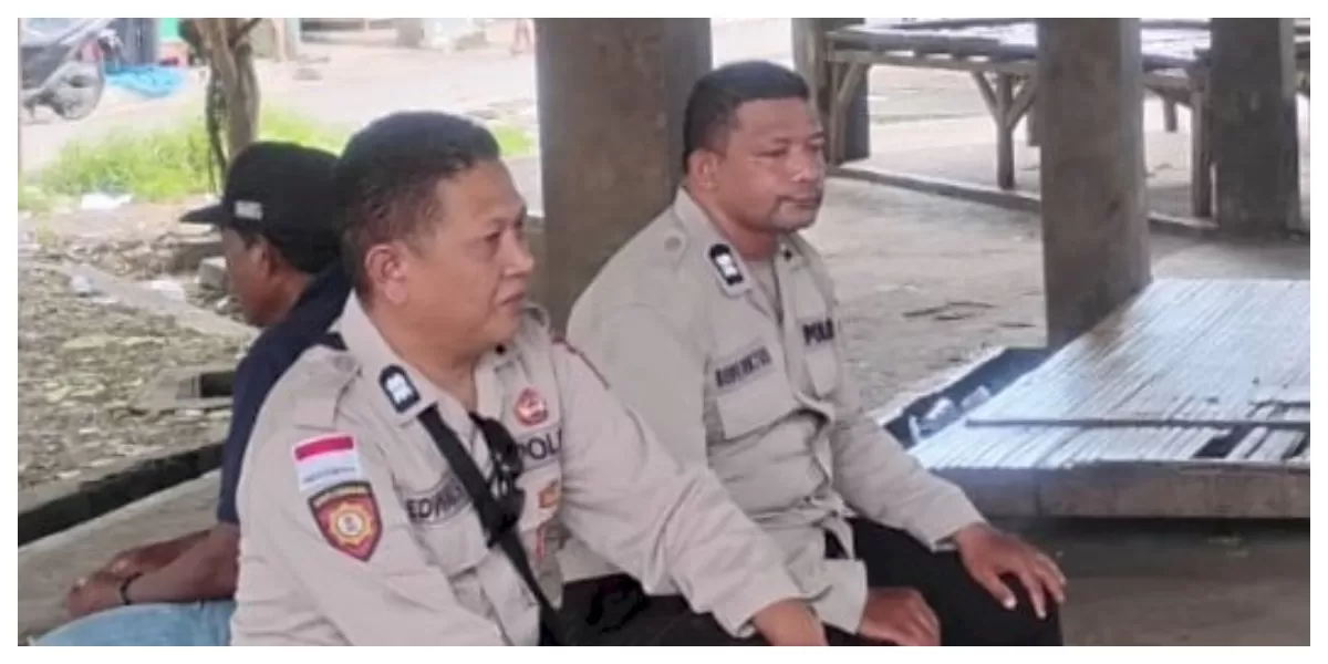Personel Polsek Alok memantau aktivitas pedagang di Pasar Alok, menelusuri lapak ayam kampung, mencegah praktek perjudian sabung ayam terselubung.  (Foto TBN Polres Sikka)