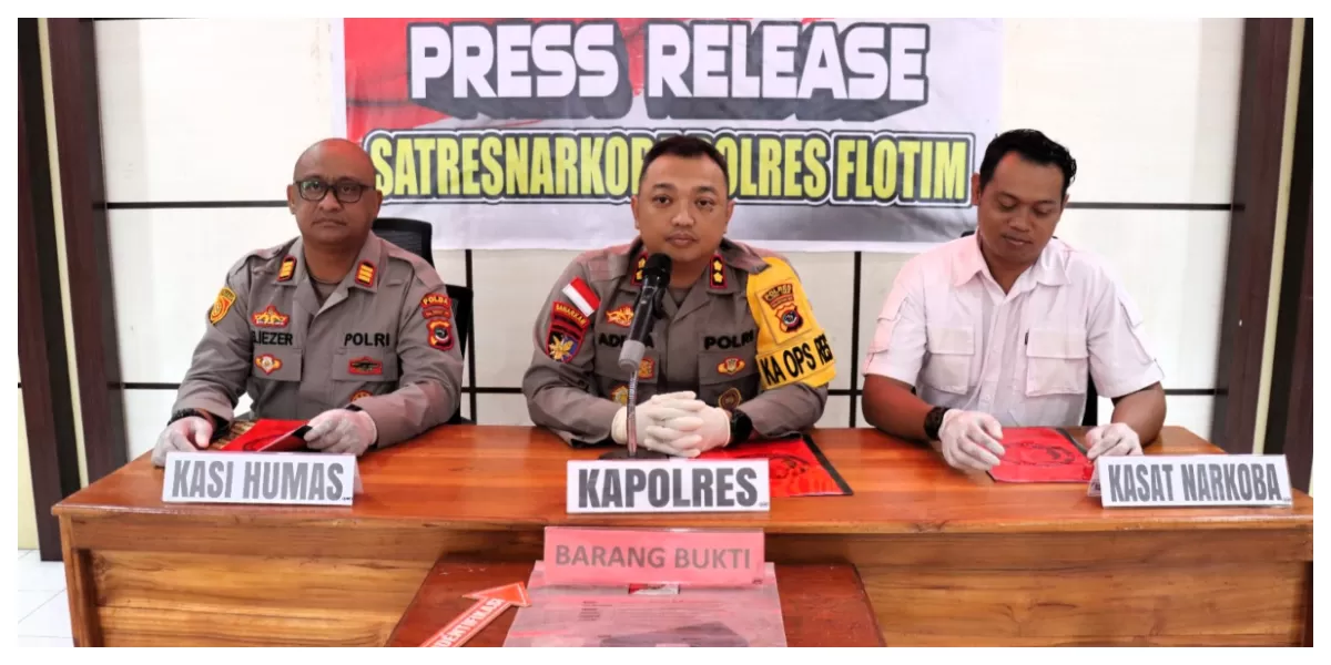 Kapolres Flores Timur AKBP Adhitya Octorio Putra memberikan keterangan kepada wartawan saat konferensi pers pengungkapan kasus narkotika di lobi Mapolres Flores Timur. (Foto TBN Polres Flotim)