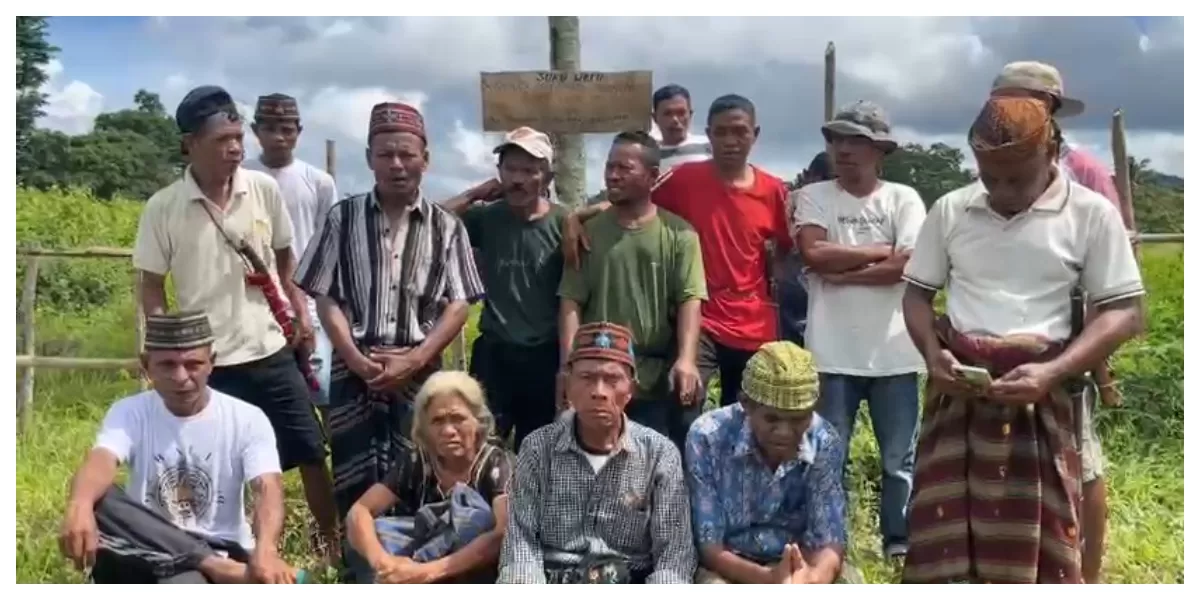 Warga Desa Lembur dan Suku Weru berkumpul di lapangan desa saat aksi penolakan pembangunan koperasi yang dinilai mengganggu fungsi ruang publik. (Foto Acong Harson)