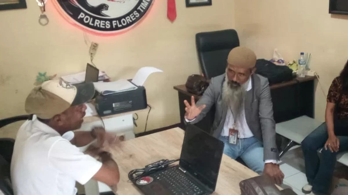 Kuasa hukum kedua terduga pelaku, Matheus Mamun Sare saat mendatangi Polres Flotim. (Foto Bernad Nara)
