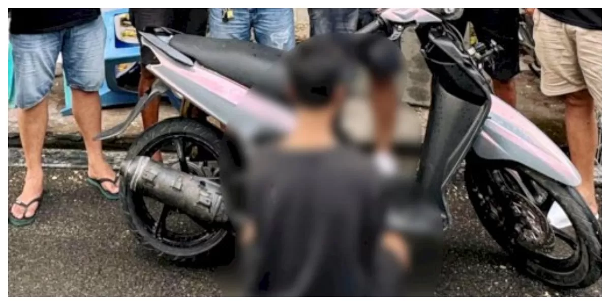 Petugas Satreskrim Polresta Kupang Kota mengevakuasi remaja terduga pelaku curanmor dari kerumunan warga di Oesapa, setelah sempat dikejar dan hampir diamuk massa.  (Foto TBN Polresta Kupang Kota)