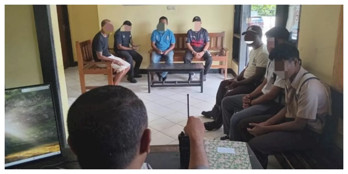 Petugas kepolisian memediasi guru dan dua siswa di Mapolsek Maulafa Kupang, menghasilkan kesepakatan damai serta penandatanganan pernyataan tidak mengulangi tindakan kekerasan. (Foto TBN Polresta Kupang Kota)