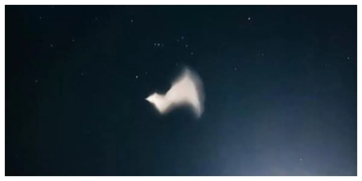 Cahaya berbentuk spiral dengan jejak panjang terlihat di langit malam Indonesia Timur, diduga efek gas buang roket.