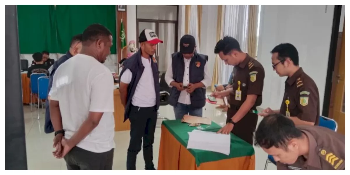 Penyidik Polda NTT menyerahkan tersangka dan barang bukti kasus narkotika kepada jaksa di Kejaksaan Negeri Ngada sebagai bagian proses hukum lanjutan resmi. (Foto TBN Polda NTT)