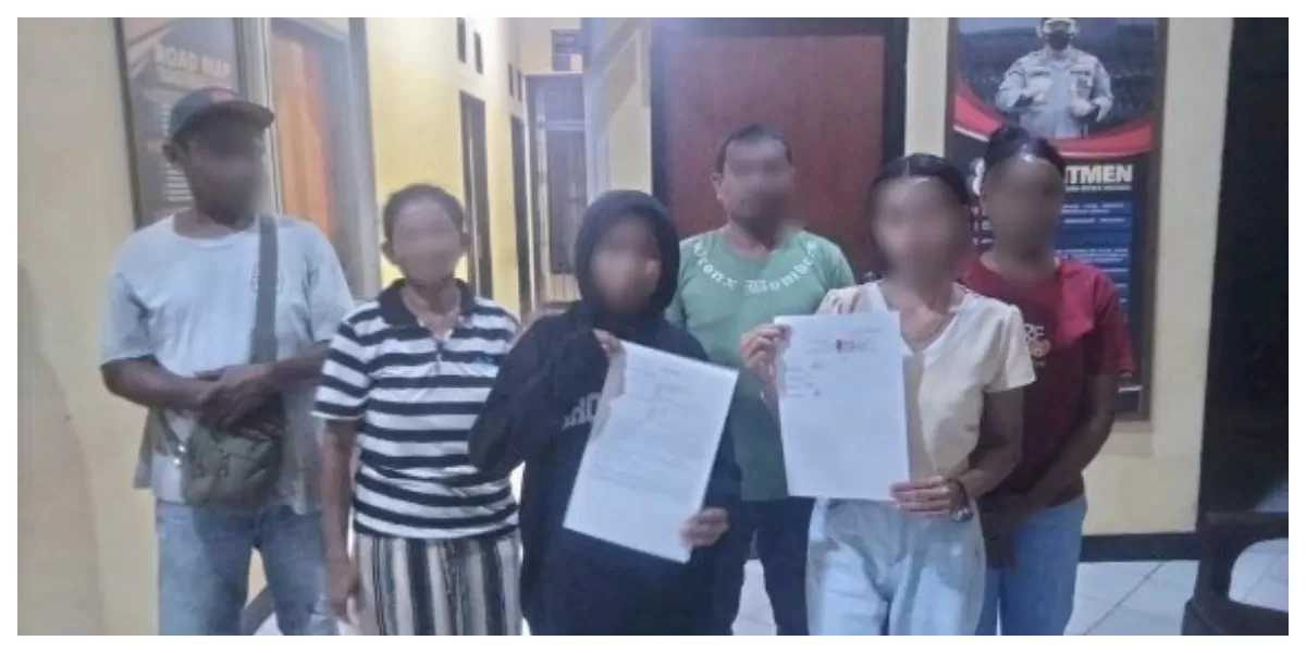 Petugas kepolisian mempertemukan dua pihak berselisih di depan Hyperstore Kupang, proses mediasi berlangsung kondusif disaksikan keluarga hingga tercapai kesepakatan damai bersama. (Foto TBN Polresta Kupang Kota)