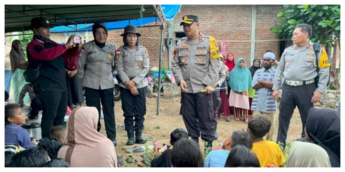 Kapolres Flores Timur bertemu  warga terdampak gempa di Adonara, sekaligus meninjau kerusakan rumah dan fasilitas umum secara langsung. (Foto TBN Polres Flotim.)