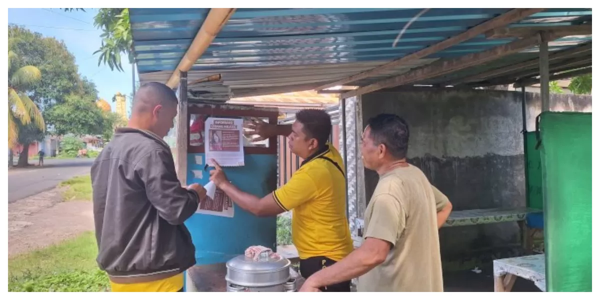 Personel Polsek Alok menempel pamflet orang hilang di fasilitas umum Kota Maumere, Jumat pagi, sebagai upaya memperluas informasi kepada masyarakat setempat. (Foto TBN Polres Sikka)