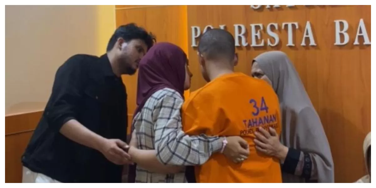 Proses mediasi antara pelaku dan korban di Polresta Banyuwangi berlangsung kondusif, disaksikan aparat kepolisian, menghasilkan kesepakatan damai melalui pendekatan restorative justice.