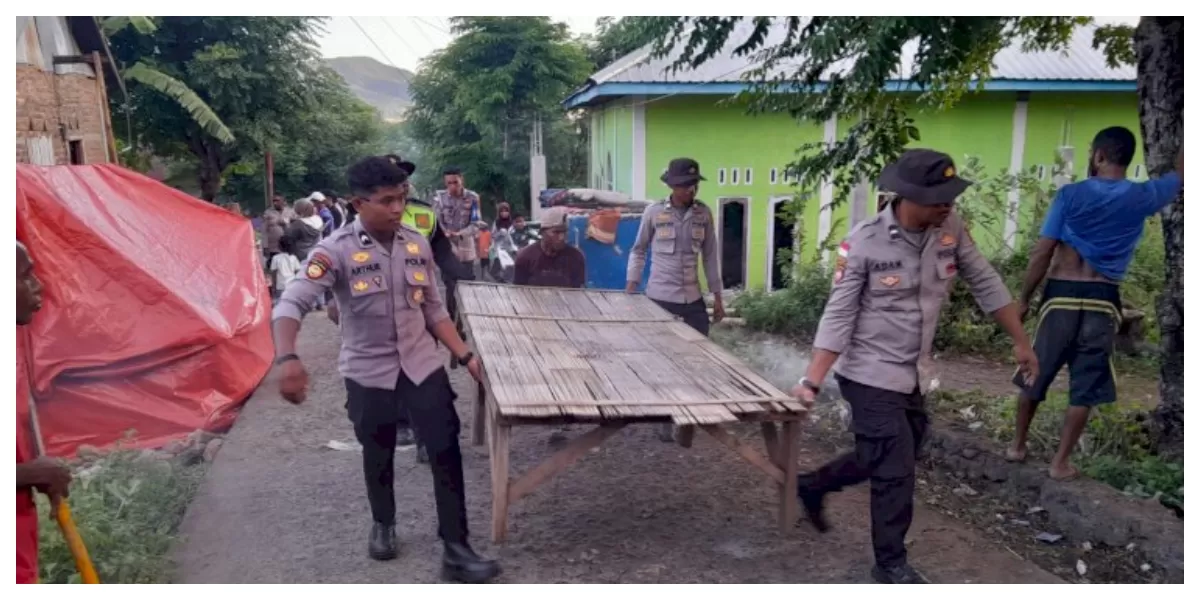 Petugas kepolisian bersama warga membersihkan puing bangunan pascagempa di Flores Timur, sekaligus menyalurkan bantuan logistik kepada masyarakat terdampak. (Foto TBN Polres Flotim)