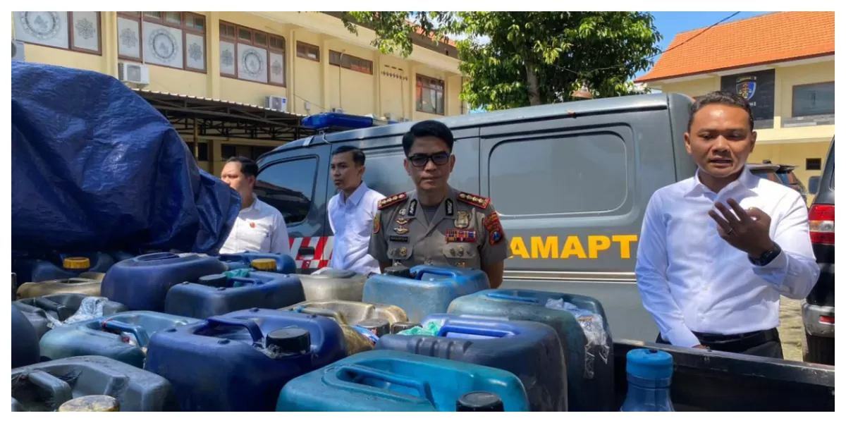 Petugas menunjukkan barang bukti jerigen berisi BBM subsidi, kendaraan modifikasi, serta barcode MyPertamina hasil pengungkapan kasus di Mapolresta Banyuwangi kepada publik.
