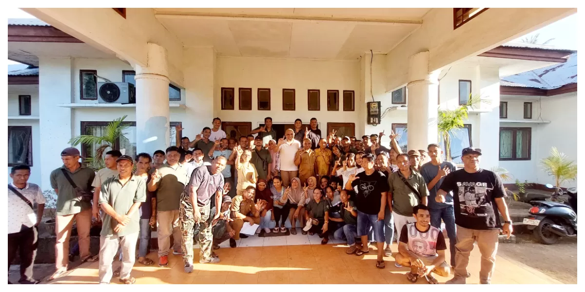 Kadis DLH Flores Timur Servulus Satel Demoor foto bersama petugas lapangan usai rapat bersama  guna memperkuat koordinasi dan meningkatkan kualitas layanan publik. (Foto/ist)