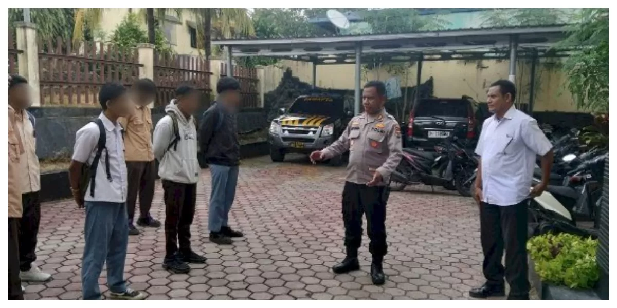 Sejumlah pelajar diamankan polisi di Polsek Kota Raja, Kota Kupang, usai diduga hendak tawuran, bersama barang bukti sepeda motor mereka. (Foto TBN Polda NTN)