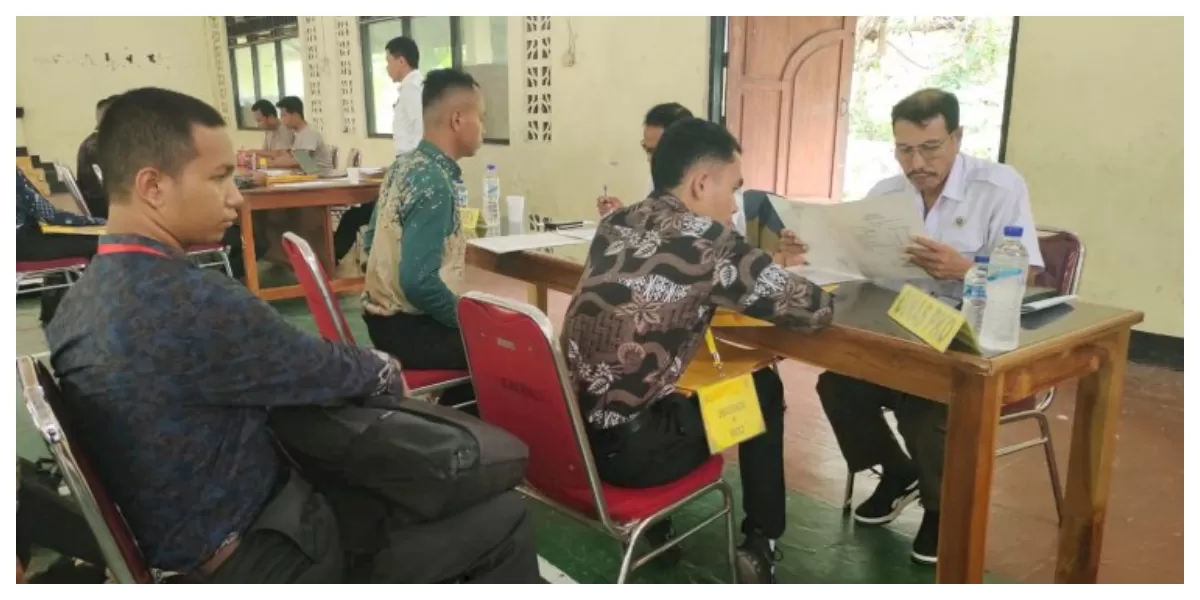 Suasana pemeriksaan administrasi calon anggota Polri di Aula Polres Manggarai Barat, peserta mengikuti verifikasi dokumen dengan pengawasan panitia internal dan eksternal. (Foto TBN Polres Mabar)