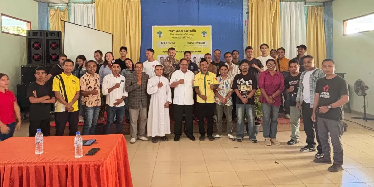 Suasana foto bersama Muskomcab dan Mapenta Pemuda Katolik Manggarai Timur di Aula Kevikepan Borong yang dihadiri peserta OMK serta pemerintah daerah setempat. (Foto Acong )