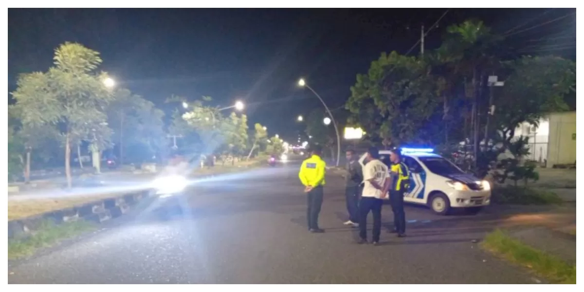 Petugas Polres Sikka memberikan imbauan kepada pemuda yang berkumpul di Jalan Eltari Maumere pada dini hari untuk mencegah potensi aksi balap liar. (Foto TBN Polda NTT)