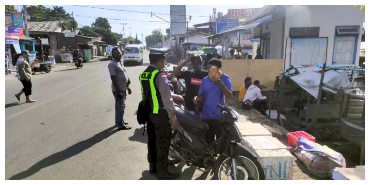 Petugas Sat Lantas Polres Flores Timur memeriksa kendaraan pengendara saat razia gabungan di Pasar Inpres Larantuka, sambil memberikan edukasi keselamatan berlalu lintas. (Foto TBN Polres Flotim)