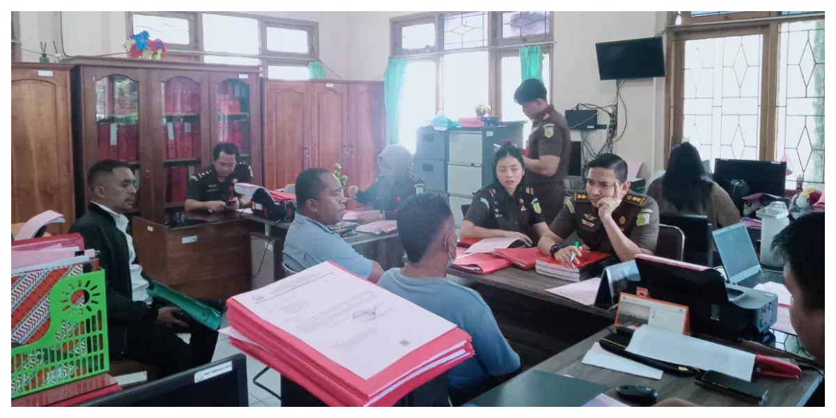 Petugas kepolisian menyerahkan tersangka kasus penganiayaan di area parkir Pelabuhan Tenau Kupang kepada jaksa, untuk proses hukum lanjutan hingga persidangan terbuka resmi hari. (Foto TBN Polresta Kupang Kota)