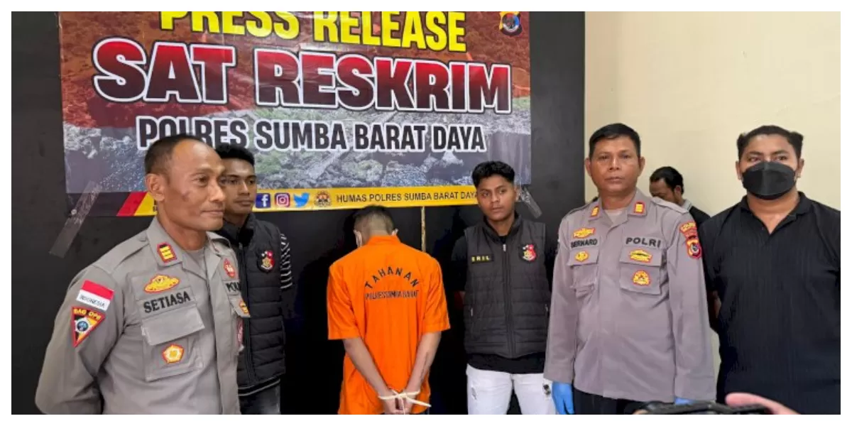 Pelaku saat diamankan aparat kepolisian Unit PPA Polres Sumba Barat Daya untuk menjalani proses hukum terkait dugaan kasus pencabulan yang sedang diselidiki. (Foto TBN Polres SBD)