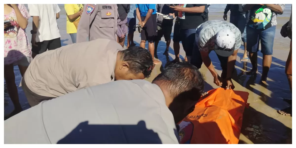 Petugas kepolisian mengevakuasi jenazah pria yang ditemukan mengapung di Pantai Oesapa Kupang, lokasi kejadian dipasangi garis polisi saat olah TKP berlangsung. (Foto TBN Polresta Kupang Kota)