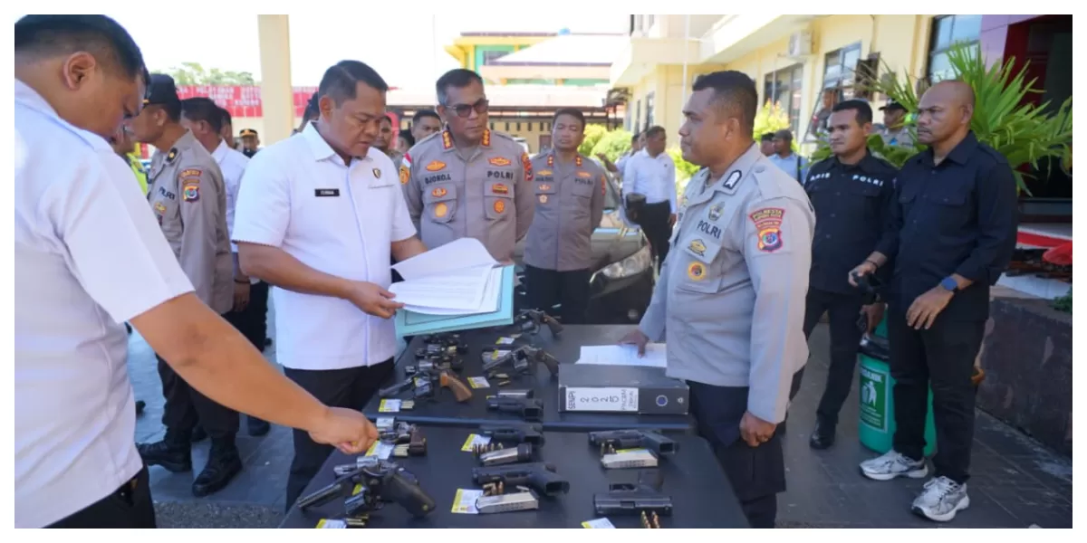 Irwasda Polda NTT bersama Kapolresta Kupang Kota meninjau kendaraan dinas dan senjata api dalam audit kinerja untuk memastikan kesiapan operasional kepolisian. (Foto TBN Polresta Kupang Kota)
