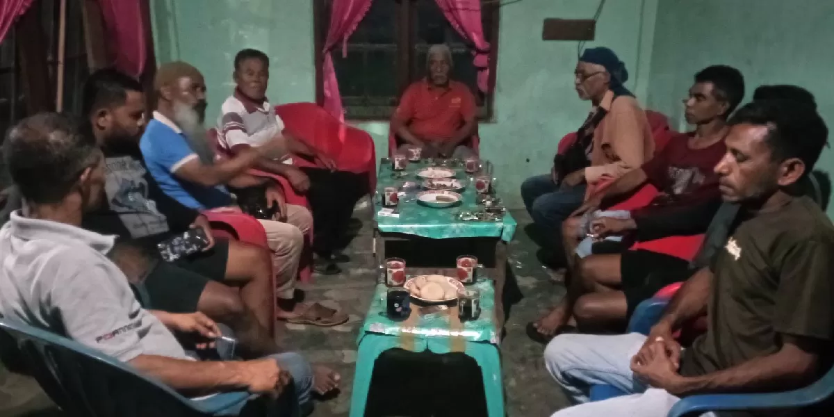 Advokat Matheus Mamun Sare bersama keluarga terdakwa saat membahas langkah hukum terkait pengajuan praperadilan di Flores Timur. (Foto/ Bernad Nara)