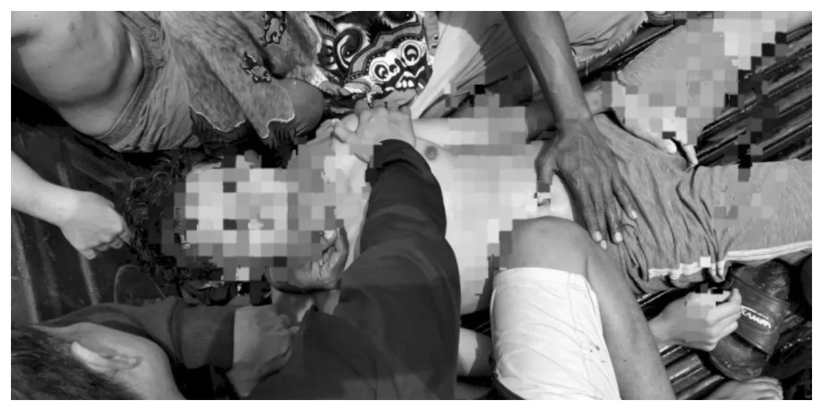 Warga mengevakuasi korban pelajar yang terseret arus di Bendungan Kali Manikin, Kupang Tengah, setelah dilakukan pencarian bersama aparat kepolisian dan masyarakat sekitar. (Foto TBN Polresta Kupang Kota)