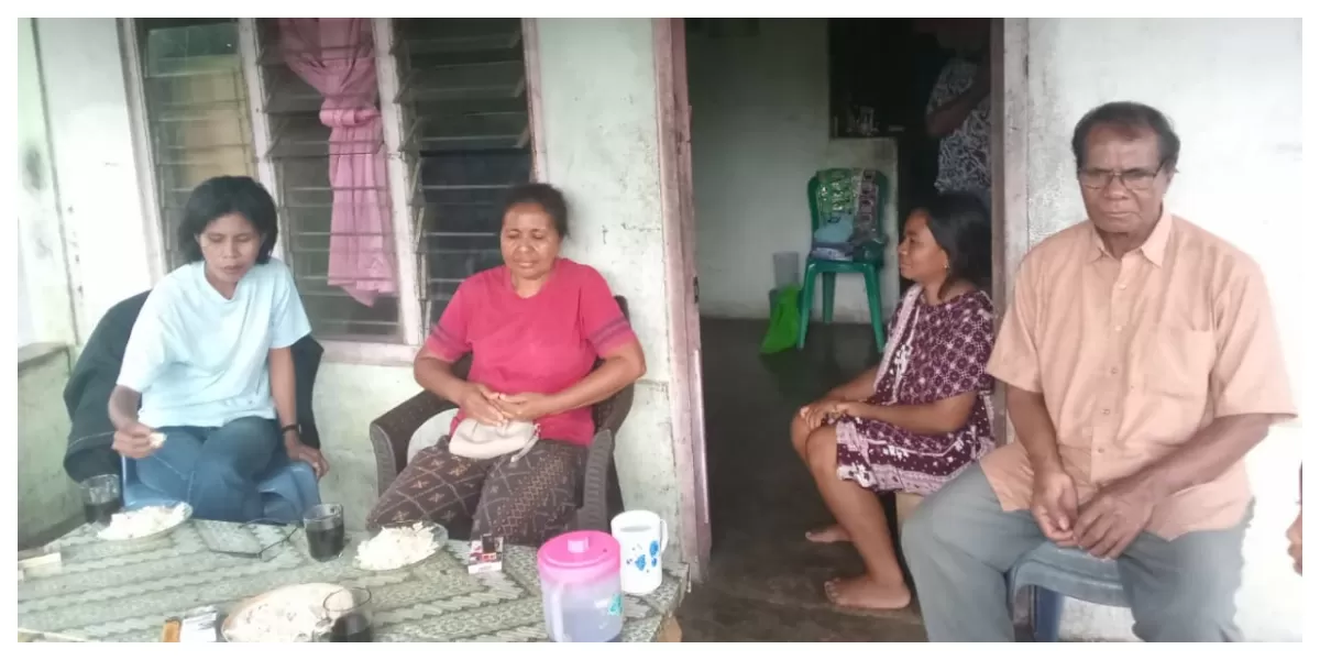 Keluarga terduga pelaku menyampaikan klarifikasi kepada media terkait kasus dugaan penganiayaan di Ile Boleng, Flores Timur. (Foto Bernad Nara/ Reportase NTT)