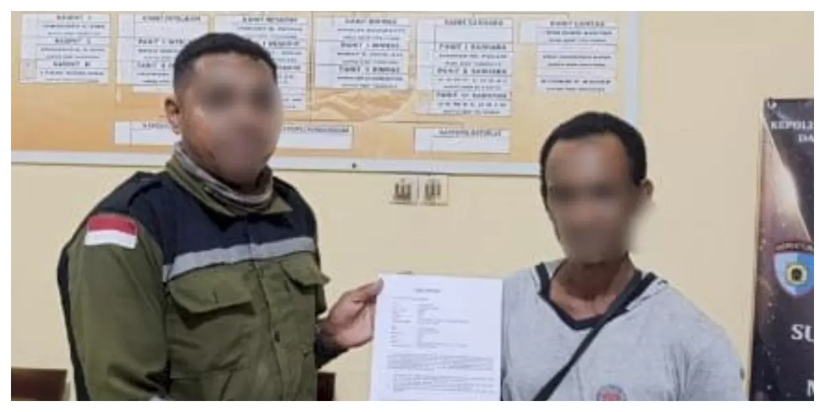 Dua sopir yang terlibat perselisihan berdamai usai mediasi di Polsek Alak sambil menunjukkan surat pernyataan penyelesaian bersama. (Foto TBN Polresta Kupang Kota)
