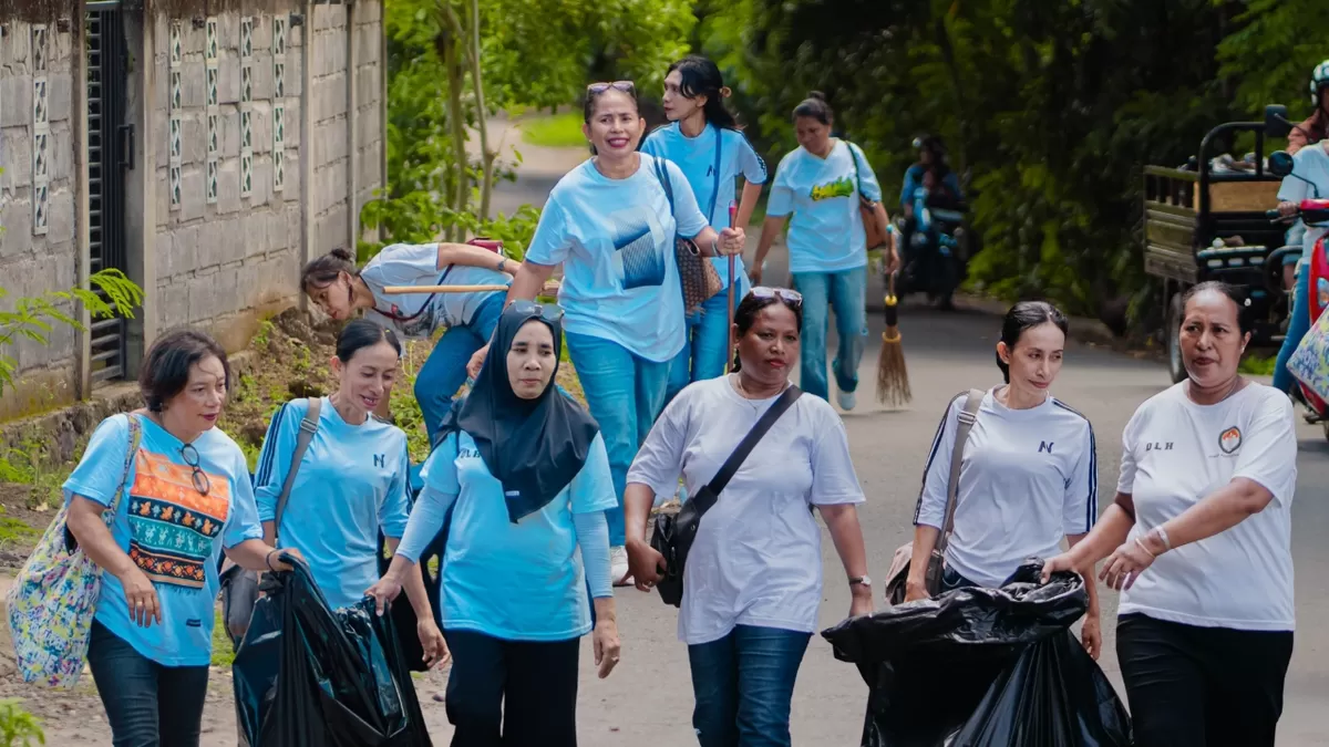 Anggota DWP DLH Flores Timur memungut sampah sepanjang jalan menuju Pantai Susteran saat aksi bersih lingkungan, Sabtu pagi bersama. (Foto Tim)