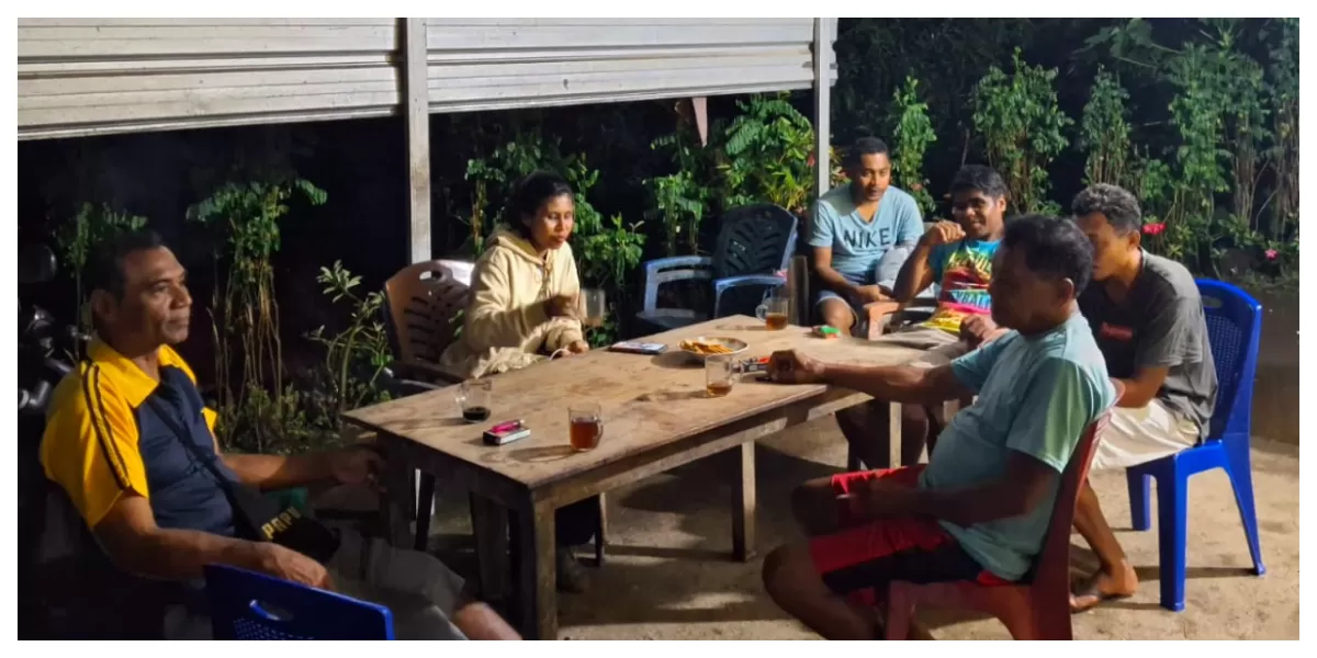 Anggota keluarga besar duduk bersama saat berdiskusi membahas sengketa internal yang berlanjut ke jalur hukum dan rencana gugatan balik. (Foto/ ist)