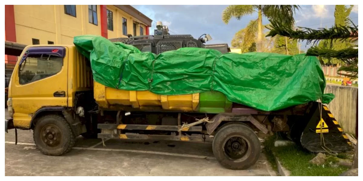 Mobil dump truk yang digunakan mengangkut ribuan liter solar subsidi diamankan polisi sebagai barang bukti kasus di Manggarai. (Foto/ TBN Polda NTT)