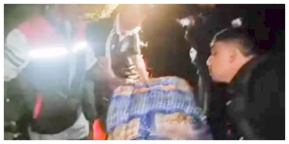 Personel Polres Malaka mengevakuasi jenazah dari ambulans mogok akibat banjir sebelum diantar menggunakan mobil patroli ke rumah duka. (Foto TBN Polda NTT)