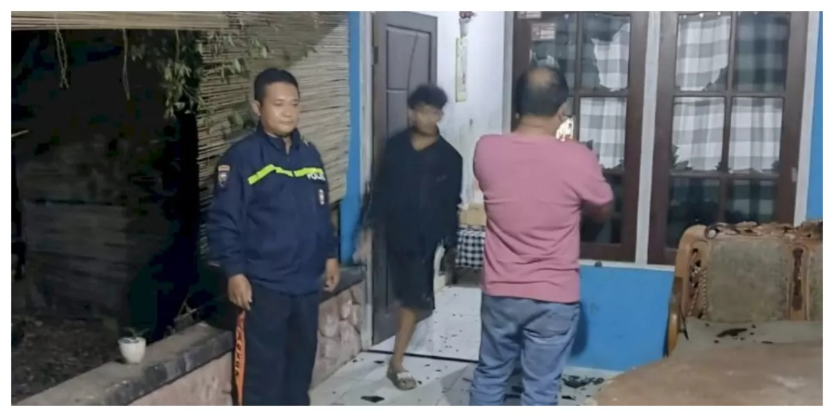 Petugas kepolisian melakukan pemeriksaan di lokasi rumah warga di Fatufeto, Kupang, setelah insiden pengrusakan pagar dan kaca jendela. (Foto/ist)