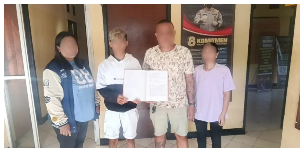 Petugas Polsek Kota Raja memfasilitasi mediasi antara korban dan pelaku kasus penganiayaan di pabrik tahu Kelurahan Airnona Kupang Kota dalam suasana kekeluargaan damai (Foto/ist)