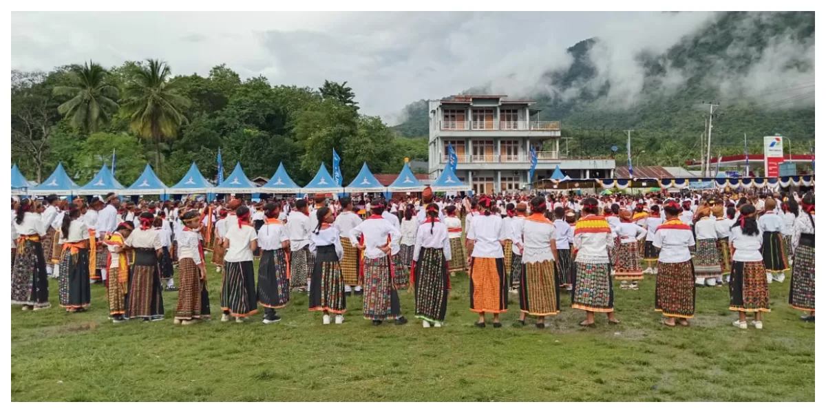 Pelajar menampilkan atraksi budaya saat pembukaan Expo Pendidikan V 2026 di Lapangan Fernandes Borong, Manggarai Timur, Selasa pagi. (Foto/ Acong Harson)