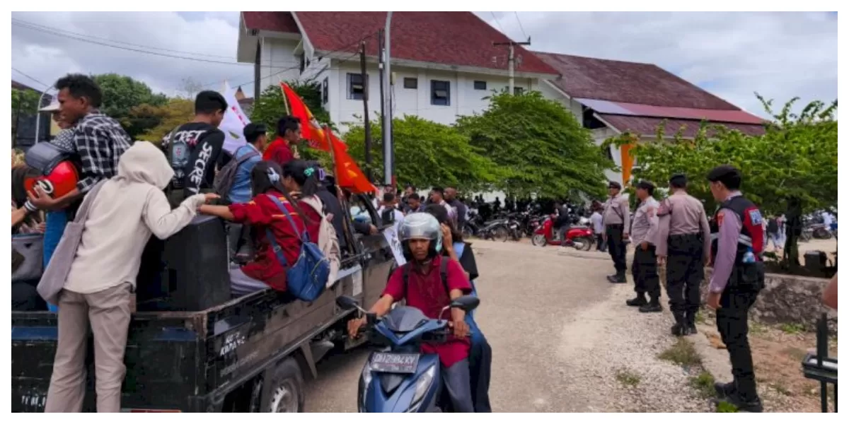 Mahasiswa IAKN Kupang menyampaikan tuntutan saat aksi damai di kampus, dikawal aparat kepolisian dengan pengamanan tertib dan humanis. (Foto TBN Polresta Kupang Kota)