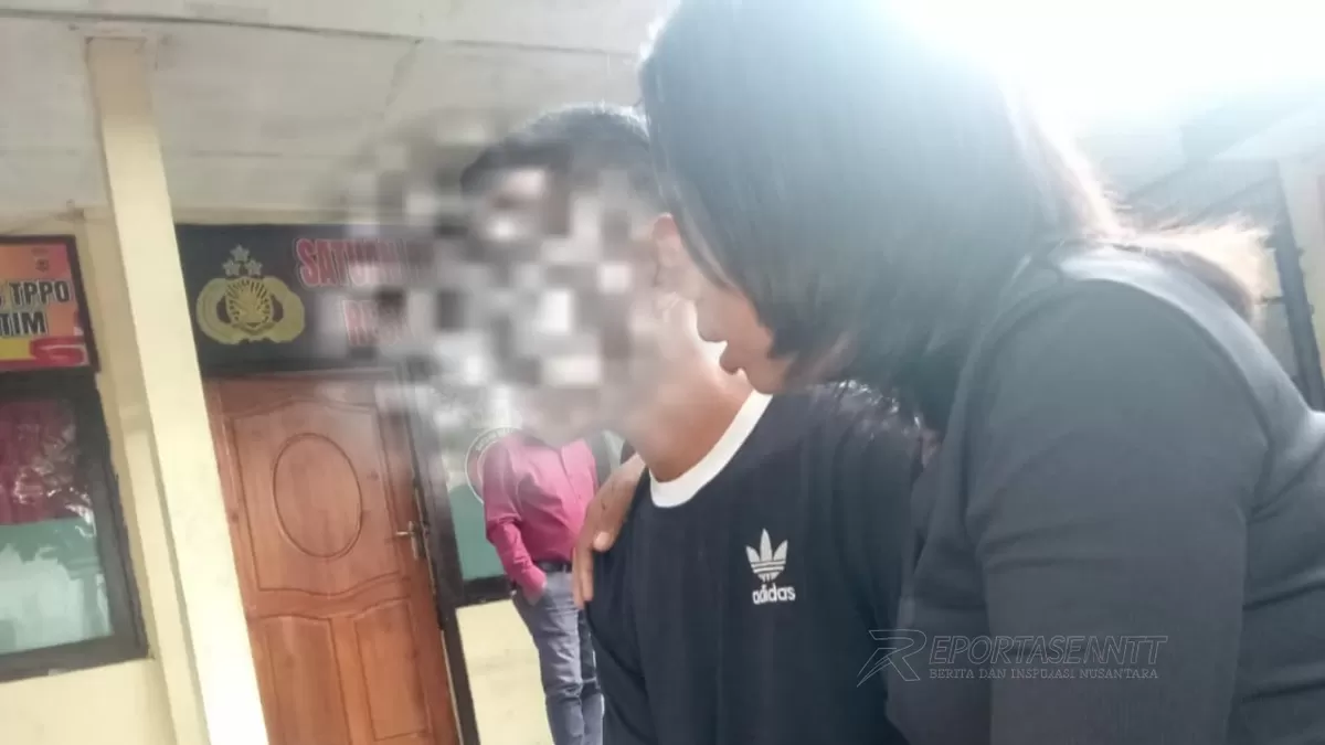 Ibu terduga pelaku memeluk anaknya di Mapolres Flores Timur seusai pemeriksaan, menggambarkan dukungan keluarga di tengah proses hukum. (Foto/ Bernad Nara)