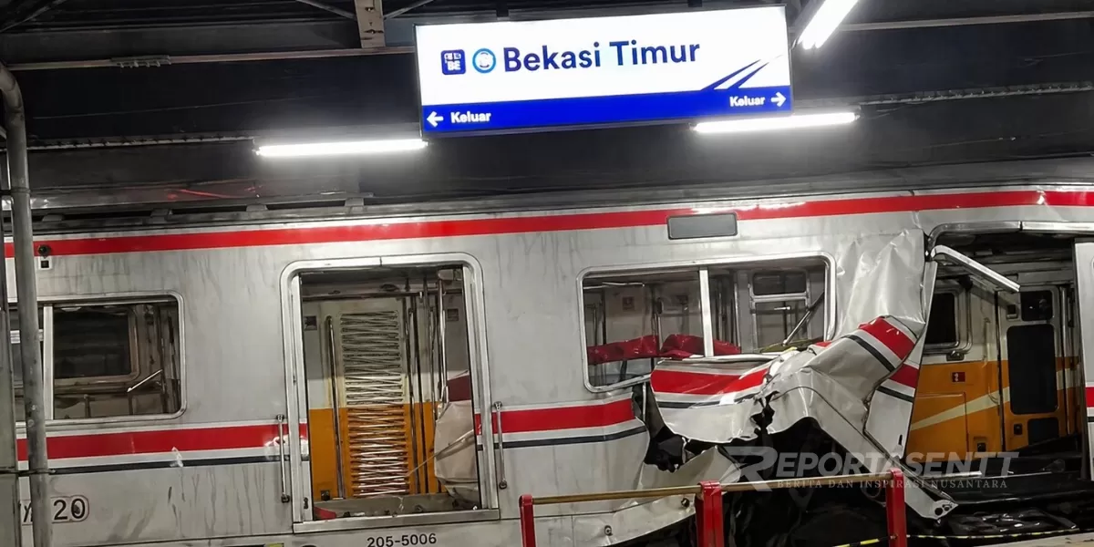 Inilah kondisi rangkaian KRL Commuter Line yang rusak parah usai tertabrak KA Argo Bromo di Stasiun Bekasi Timur, Senin. (Foto/ Ist)