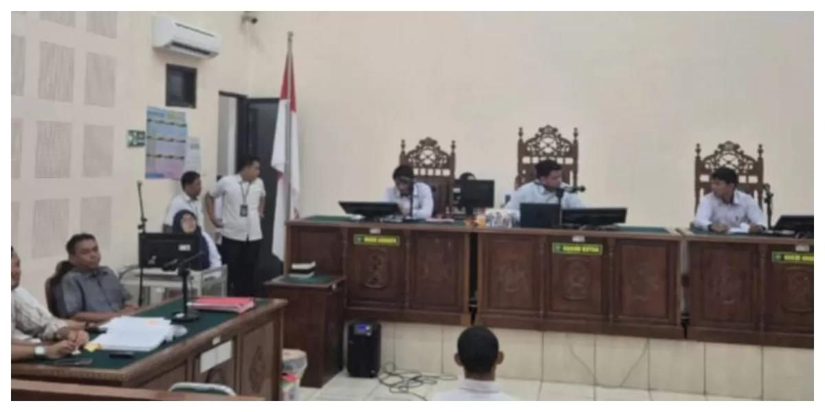 Suasana sidang tertutup kasus pembunuhan anak di Pengadilan Negeri Maumere saat jaksa membacakan dakwaan dan memeriksa saksi.  (Foto/ist)