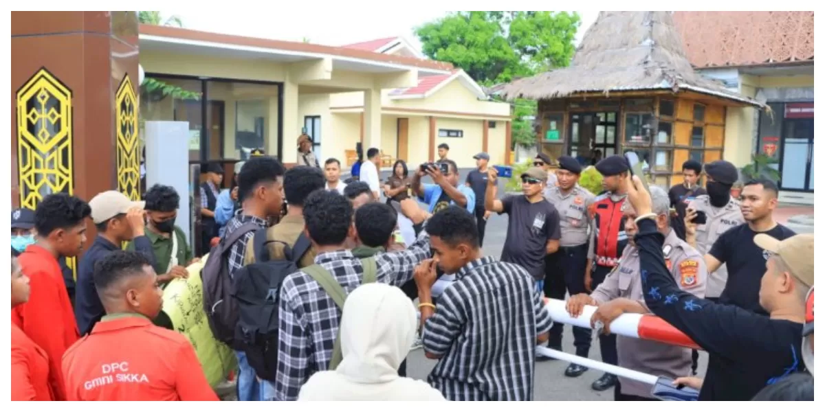 Massa GMNI Sikka berunjuk rasa di depan Kejari Sikka menuntut percepatan penanganan dugaan korupsi Perumda Wair Pu&rsquo;an. (Foto TBN Polres Sikka)
