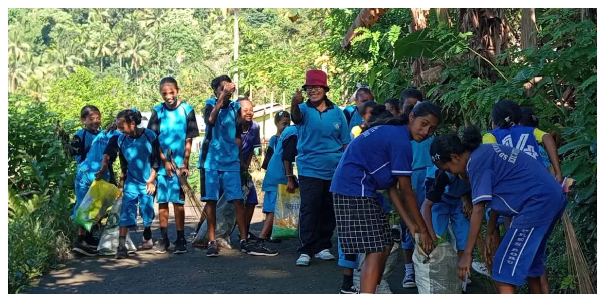 Siswa dan guru SD Inpres Boru saat mengikuti kegiatan bakti sosial membersihkan lingkungan di Dusun Klobong, Flores Timur, Rabu (29/4/2026). (Foto/ Ist)
