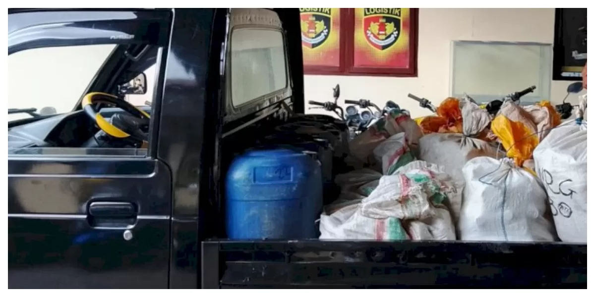Mobil pikap yang diduga digunakan mengangkut Pertalite bersubsidi diamankan petugas Satreskrim Polres Sikka di halaman Mapolres setempat. (Foto/ TBN Polres Sikka)