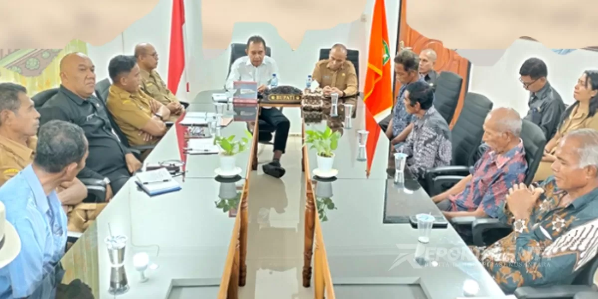Bupati Flores Timur Antonius Doni Dihen menerima audiensi warga Neleblolon terkait sengketa lahan di Ruang Rapat Bupati, Selasa.  (Foto/ Prokompim Flores Timur)